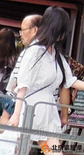 杨幂产后首次露面 看上去身材纤瘦