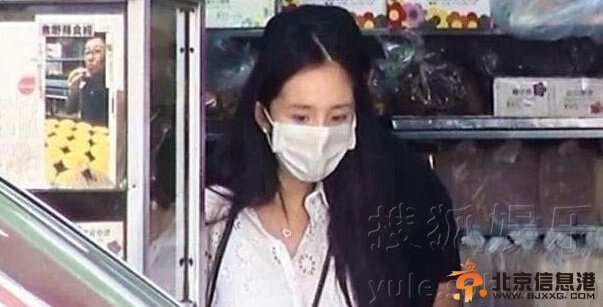 杨幂产后首次露面 看上去身材纤瘦