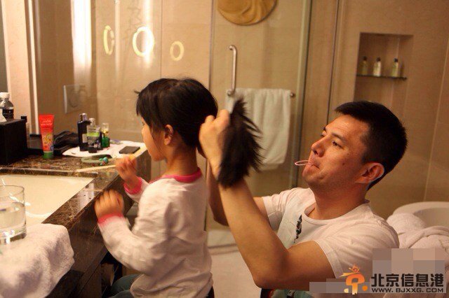 主持人赵普为女儿梳头发