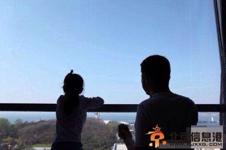 主持人赵普为女儿梳头发