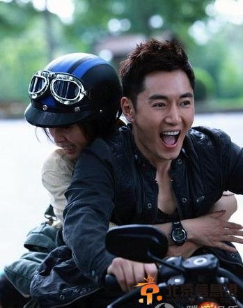 李东学《假如幸福来临》变超人 街头演绎生死时速