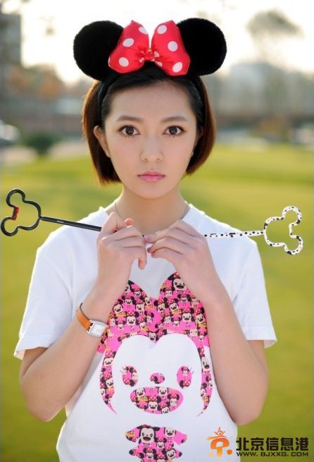 产科医生白荷扮演者王文思写真