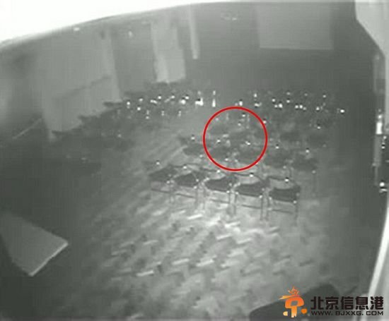 英剧院疑似“闹鬼”座椅半夜神秘自行移动（图）