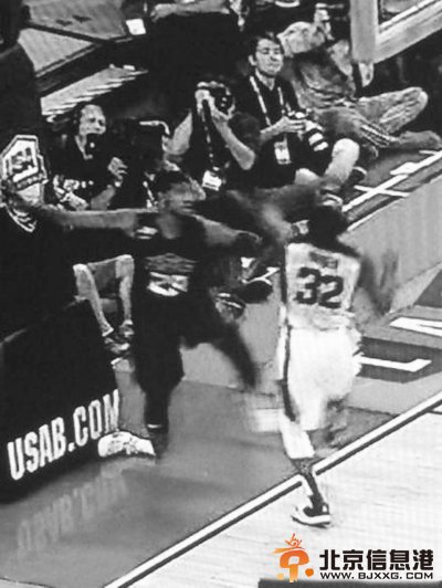 保罗乔治受伤 右腿惨烈90度弯折【图】