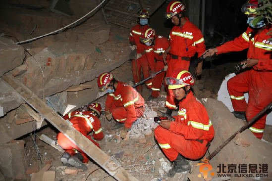 云南地震：分秒必争与时间赛跑 托举生命的希望