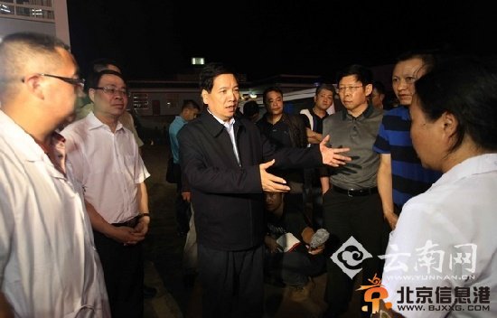 云南地震：分秒必争与时间赛跑 托举生命的希望