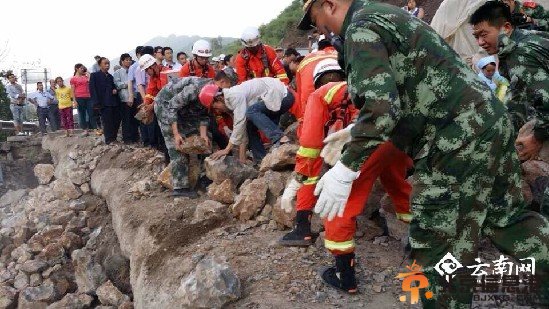 云南地震：分秒必争与时间赛跑 托举生命的希望