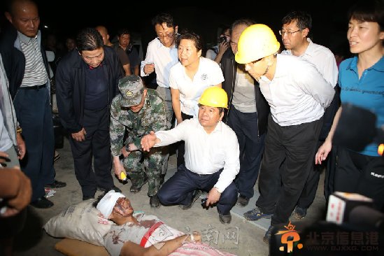 云南地震：分秒必争与时间赛跑 托举生命的希望