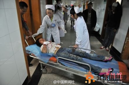 鲁甸县人民医院楼道住满伤员 医护者随时待命(图)
