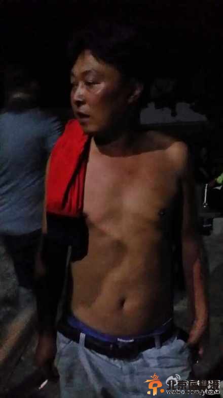震区一男子徒手刨出两人 一名孩子不幸身亡(图)