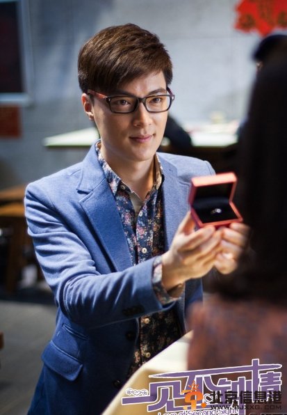 《一见不钟情》新款海报