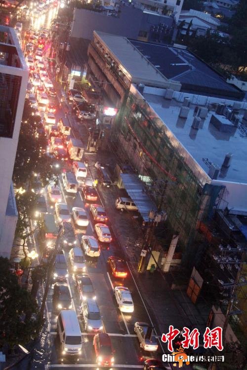 菲律宾首都持续降雨引发大塞车