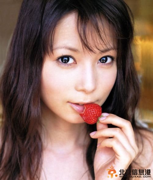 中川翔子个人资料图片歌曲 中川翔子头顶千只蝉壳玩自拍