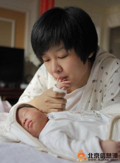 央视美女主播李小萌个人资料及主持的节目 李小萌老公是谁？