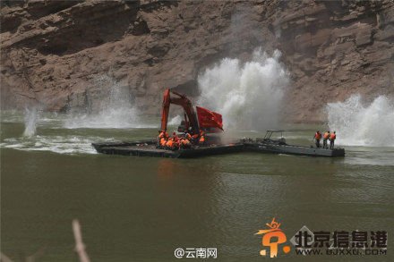 堰塞湖上突遇余震 大石滚落激起水柱如战争大片