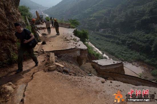 8月6日，云南鲁甸地震重灾区龙头山镇通往辖区村子的道路破坏严重。 中新社发 刘关关 摄