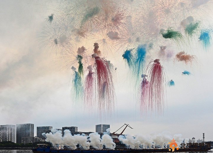艺术家上海黄浦江上玩“白天焰火”场面惊人