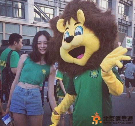 豆瓣女神现身工体助威国安 无敌长腿看呆大叔(图)