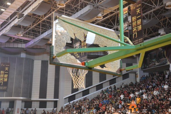 阿联扣碎篮板另有因? 沪媒:CBA半数篮架寿命逾期