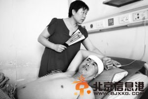  躺在病床上的赵先生回忆起事发当时还心有余悸 华商晨报 华商响网记者 王舜天 摄