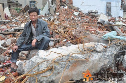 夫妻半夜被掳赤身抛墓地 回家房屋成废墟(图)