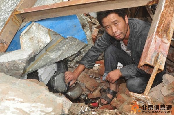 夫妻半夜被掳赤身抛墓地 回家房屋成废墟(图)