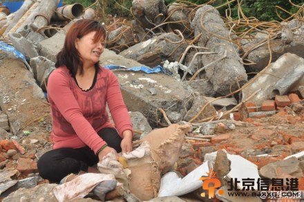 夫妻半夜被掳赤身抛墓地 回家房屋成废墟(图)