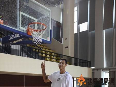 易建联训练扣碎篮板 系CBA史上第六位扣碎篮板球员