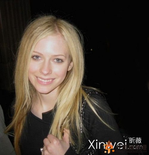 艾薇儿·拉维尼个人资料素颜照及好听的歌 艾薇儿老公是谁