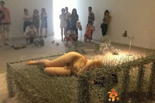 中国女艺术家周洁个人资料图片 周洁“裸睡”铁丝床36天