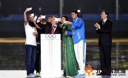 国际奥委会主席在青奥开幕式上用<a href='http://www.bjxxg.cn/tech/shouji/' target='_blank'><u>手机</u></a>自拍