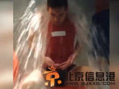 梅西身穿超短裤小背心挑战冰桶 被泼冰水顿时暴走
