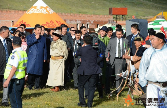 习近平看蒙古那达慕弯弓搭箭