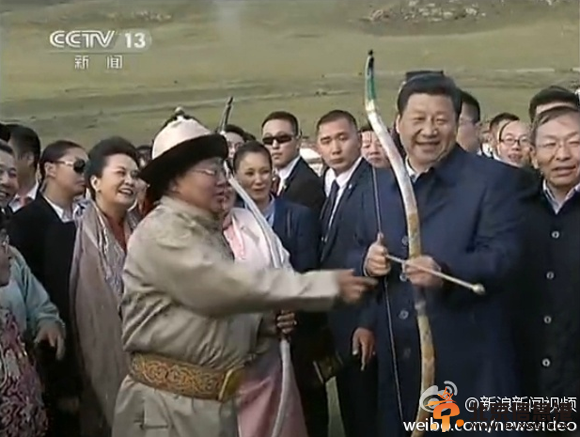 习近平看蒙古那达慕弯弓搭箭