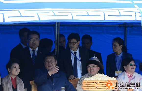 习近平看蒙古那达慕弯弓搭箭