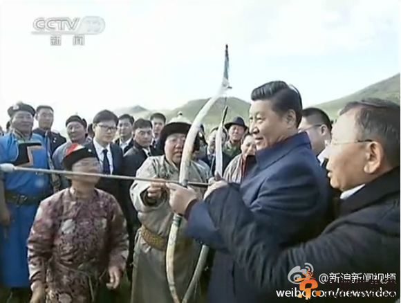习近平看蒙古那达慕弯弓搭箭