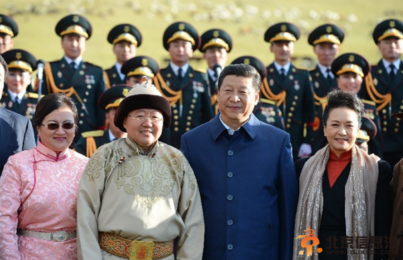 习近平看蒙古那达慕弯弓搭箭