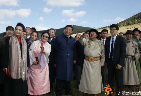 习近平看蒙古那达慕弯弓搭箭