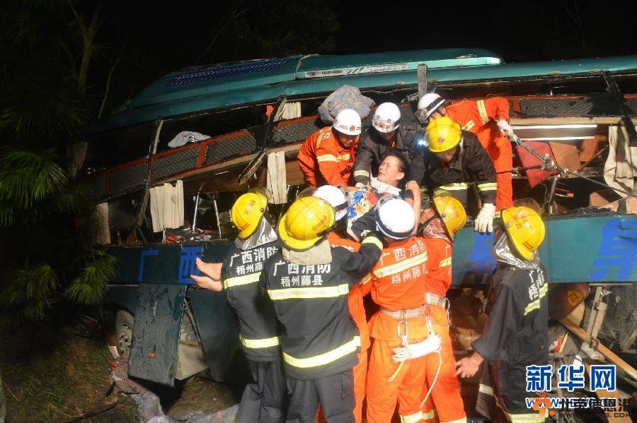 广西梧州交通事故 4人死亡31人不同程度受伤