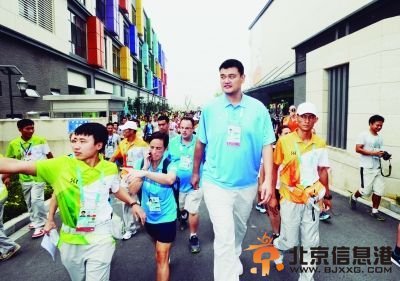 姚明现身青奥村受粉丝追捧 搞怪卖萌变表情帝