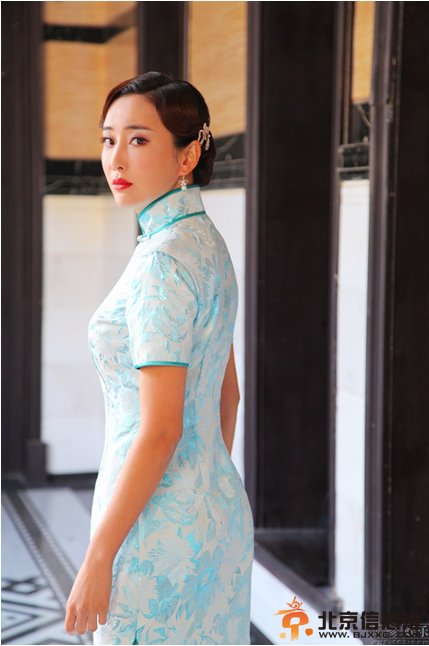 《勇敢的心》女主杜若溪旗袍美照曝光