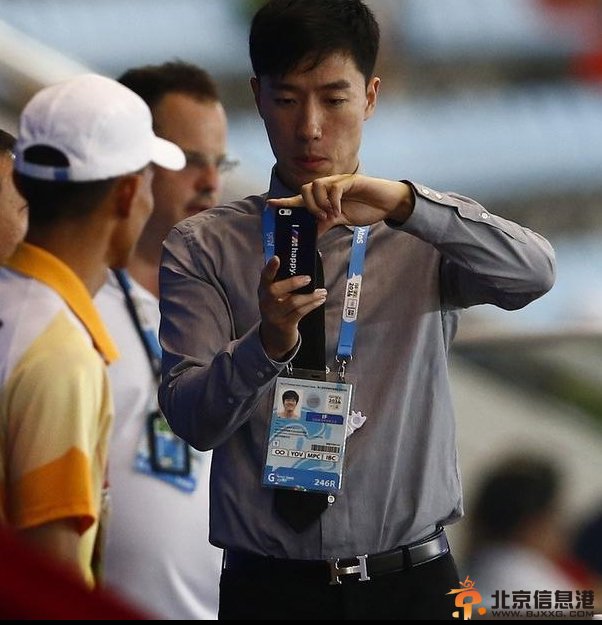 刘翔干爹皮带惹眼 腰系爱马仕手持iPhone显成熟气质