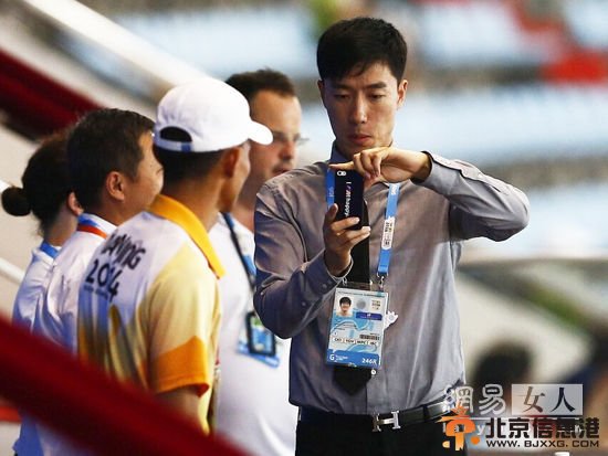 刘翔西装革履参加青奥会颁奖 干爹皮带价值8000RMB 