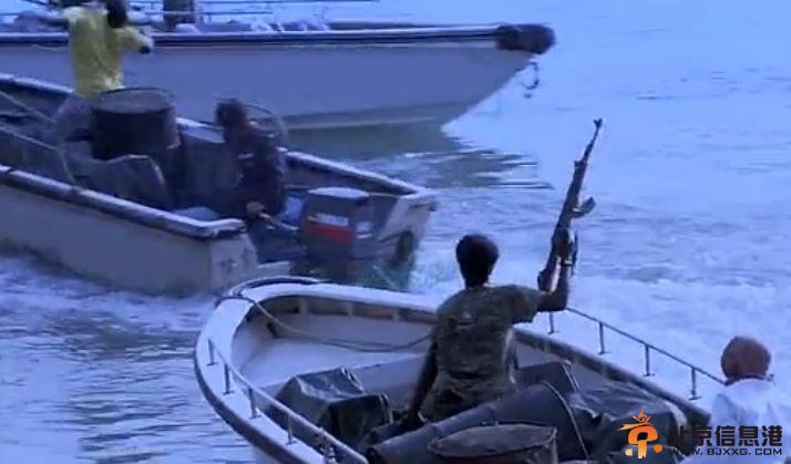 舰在亚丁湾曝海军神勇击退海盗照片