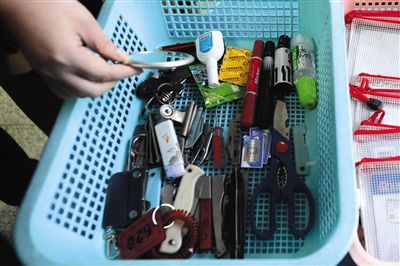 接待室安检处截留了没收的剪刀、水果刀等物品。