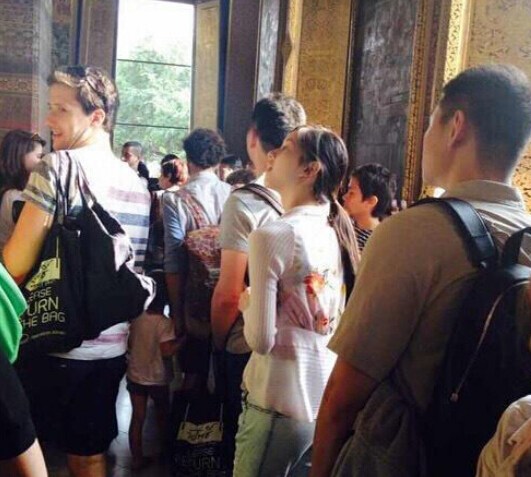 网曝奶茶妹妹刘强东甜蜜回老家探亲【组图】