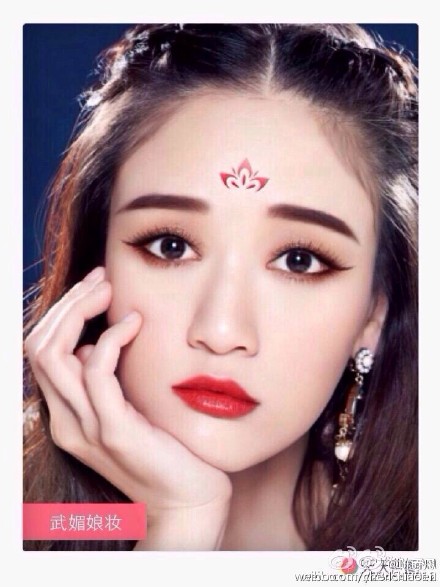 陈乔恩晒“武媚娘妆”照片手托腮表情若有所思（图）