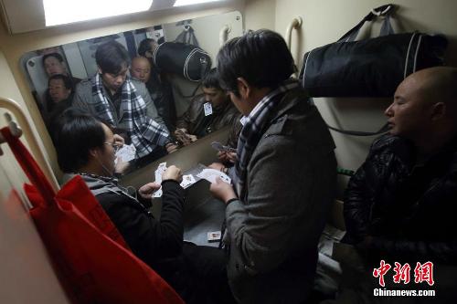 泡面板凳扑克牌春运10大神器一个都不能少（组图）（4）