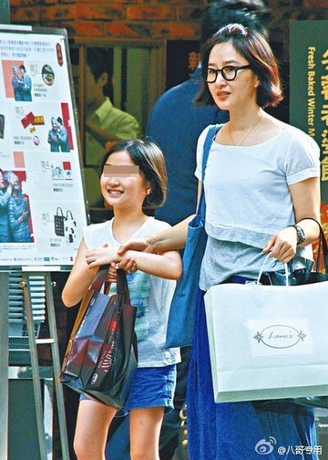 张家辉关咏荷逛街近照曝光 50岁关咏荷素颜似少女
