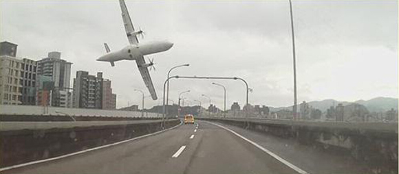 台湾复兴航空客机坠河 灾难发生瞬间擦撞高架桥【图】